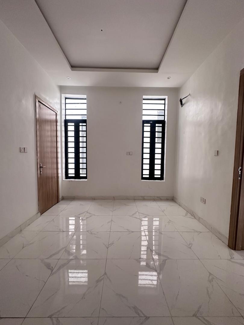 4 Bedroom semi detached duplex — photo 9 of 11