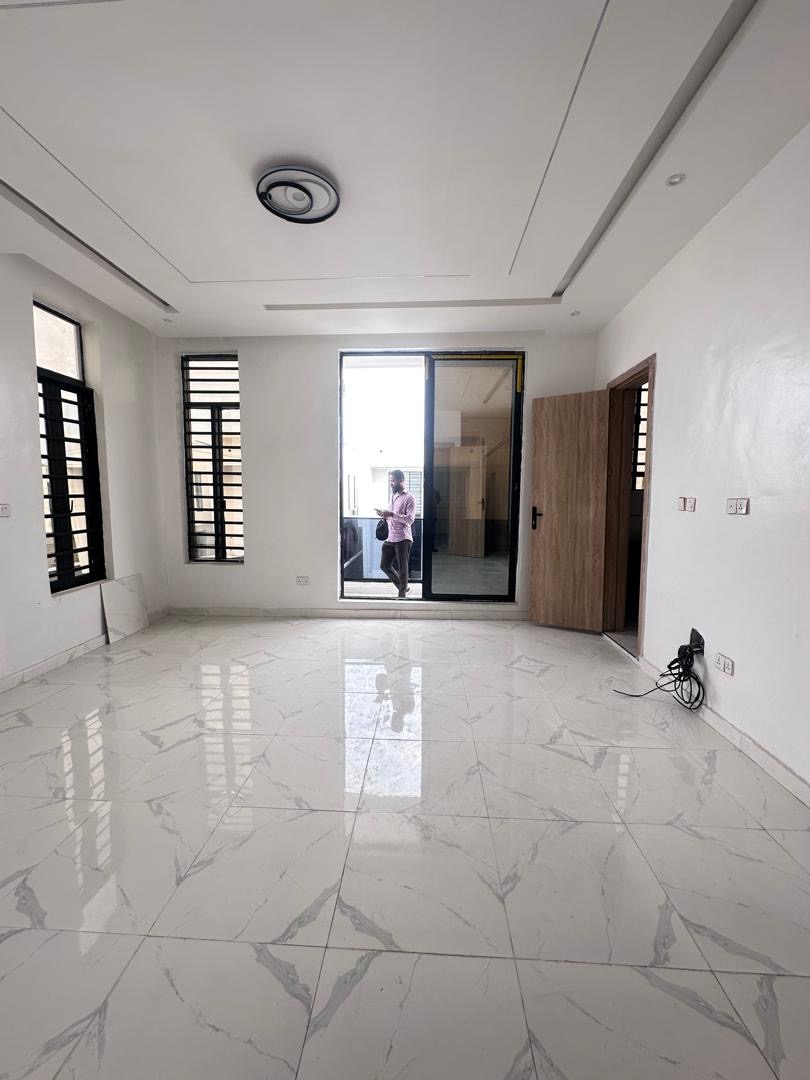 4 Bedroom semi detached duplex — photo 8 of 11