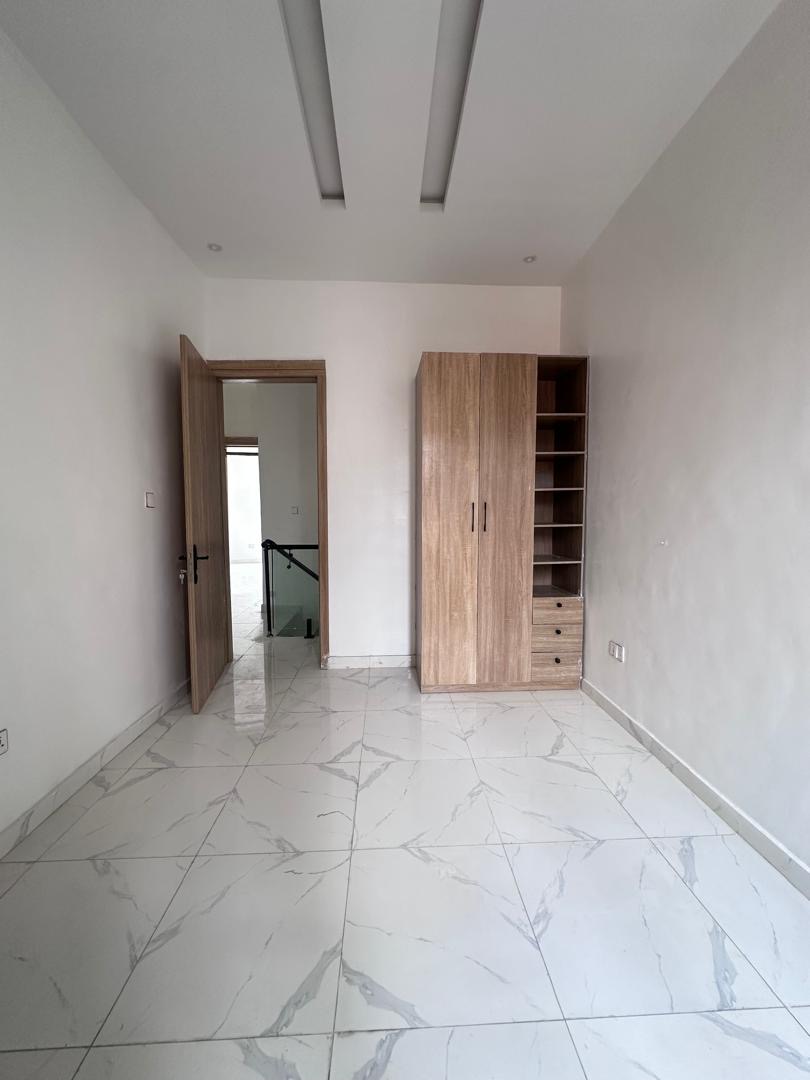 4 Bedroom semi detached duplex — photo 2 of 11